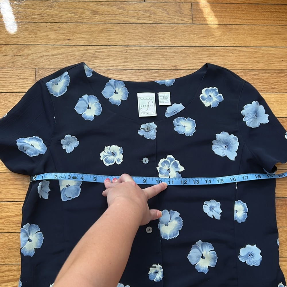 Liz Claiborne Studio Navy Short Sleeve Button Down Top with Blue Floral Design - Picture 4 of 5